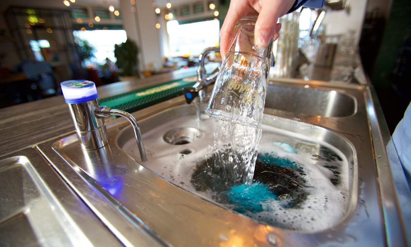 Spoelbak met Aquafox in de horeca