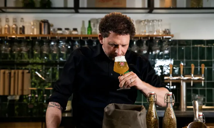 Meestebrouwer Marc Janssen ruikt Grolsch Finale