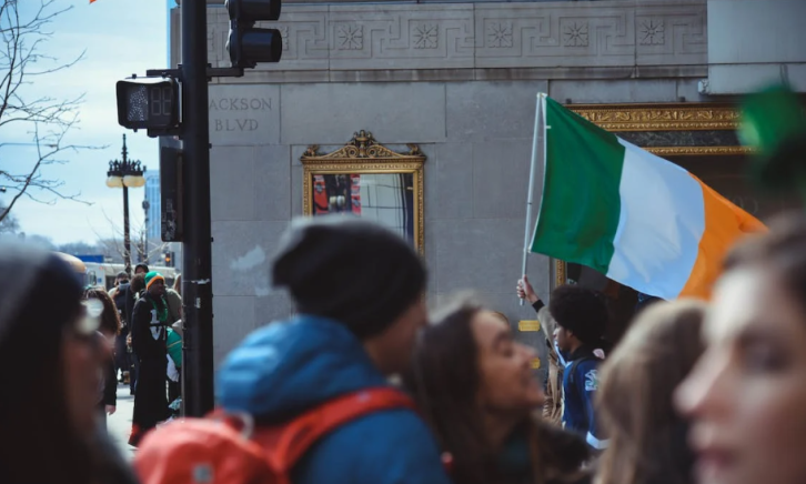 Man met Ierse vlag