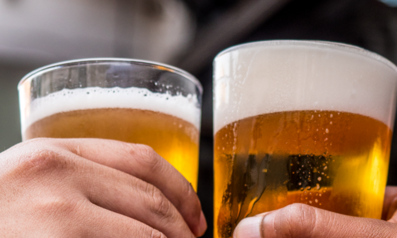 Proosten met bier