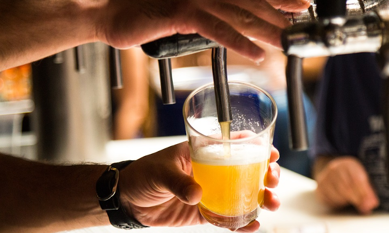 Bier tappen, arm, glas