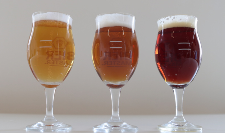 Verschillende biersoorten in een glas uitgeschonken