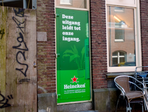 Heineken deur in de horeca met de tekst 'Deze uitgang leidt tot onze ingang'