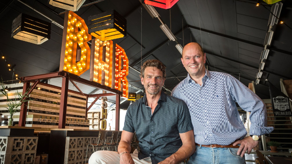 Oprichters Kristian Kieft (links) en Frank Dutman van Bierderij Waterland