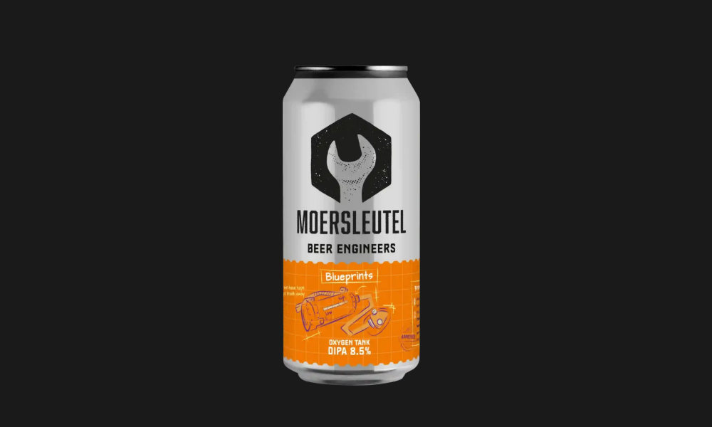 Blik bier van Moersleutel met oranje en zwarte details op een zwarte achtergrond.