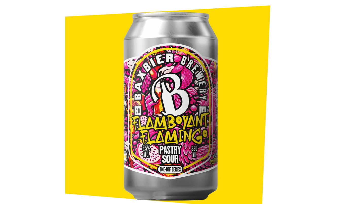 Blik Baxbier Flamboyant Flamingo met kleurrijk etiket tegen gele achtergrond.