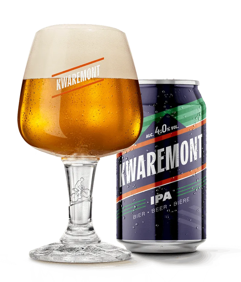 Glas gevuld met Kwaremont IPA naast een blikje met schuimkraag.