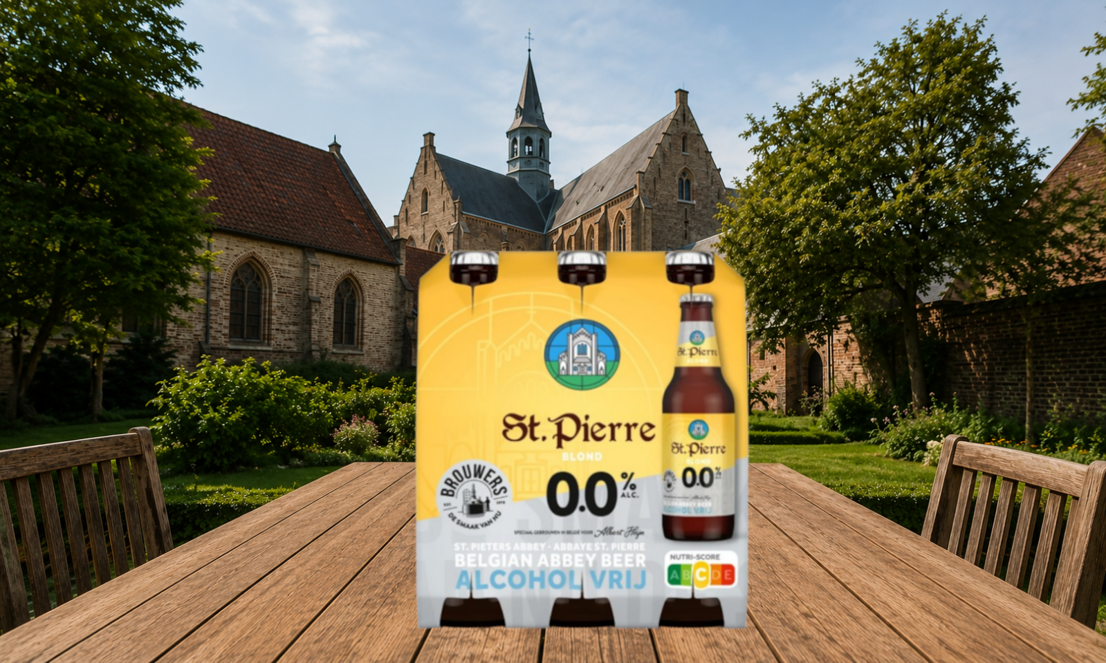 St. Pierre Blond 0,0% verpakking op houten tafel voor abdijtuin.