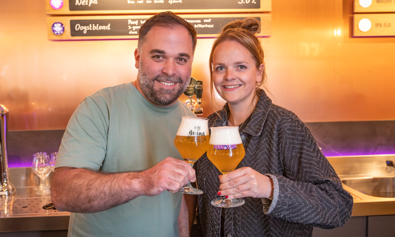 Brand brouwmeester Nils Reichhardt (l) en Tirsa Creusen van Pinkpop (r) proosten met een Pinkpop Lichte Weizen