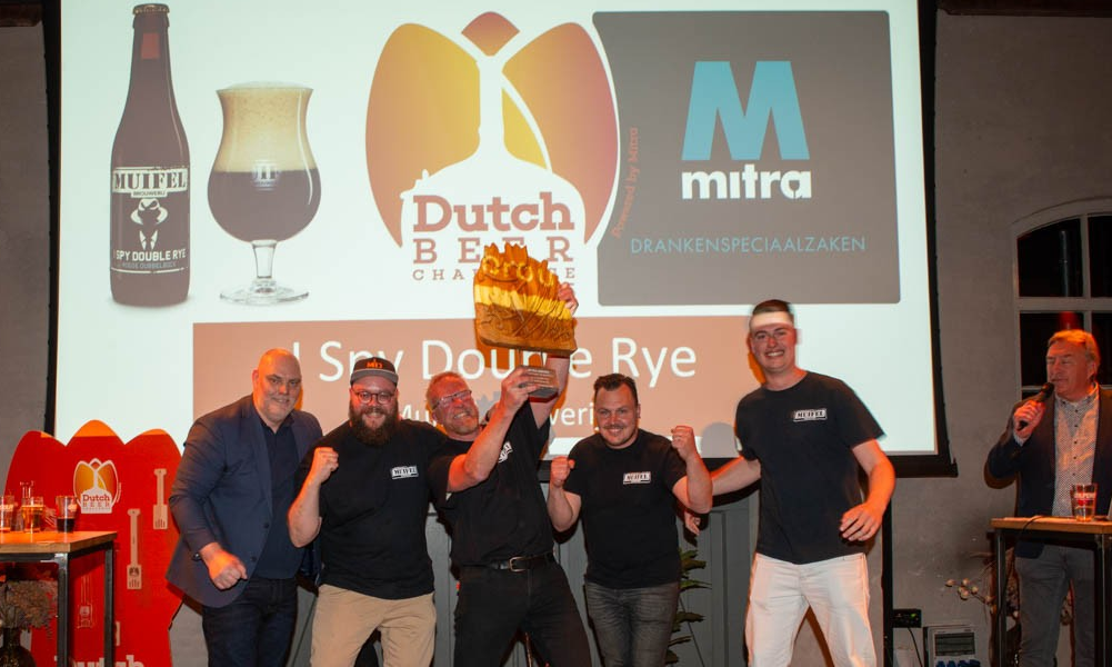 Een groep mannen viert hun overwinning bij de Dutch Beer Challenge.