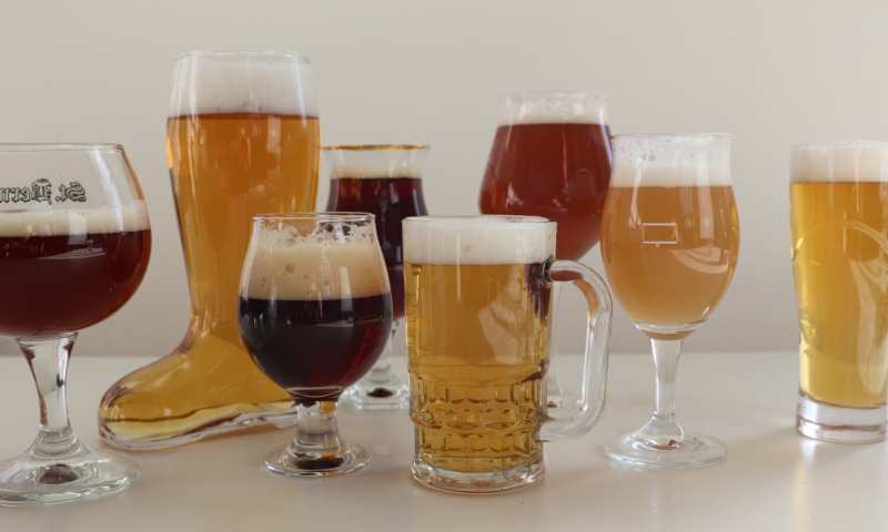 Verschillende bierglazen met verschillende soorten bier