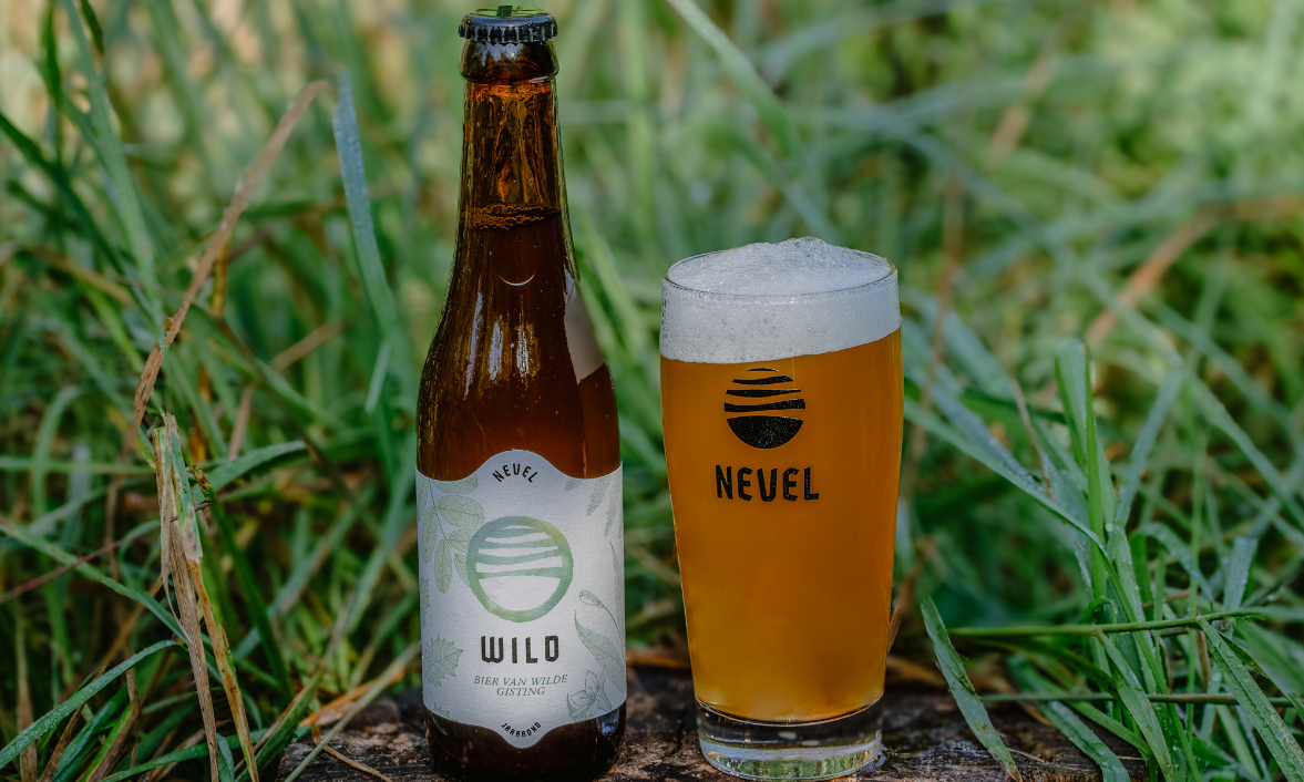Nevel Wild flesje en glas in de natuur
