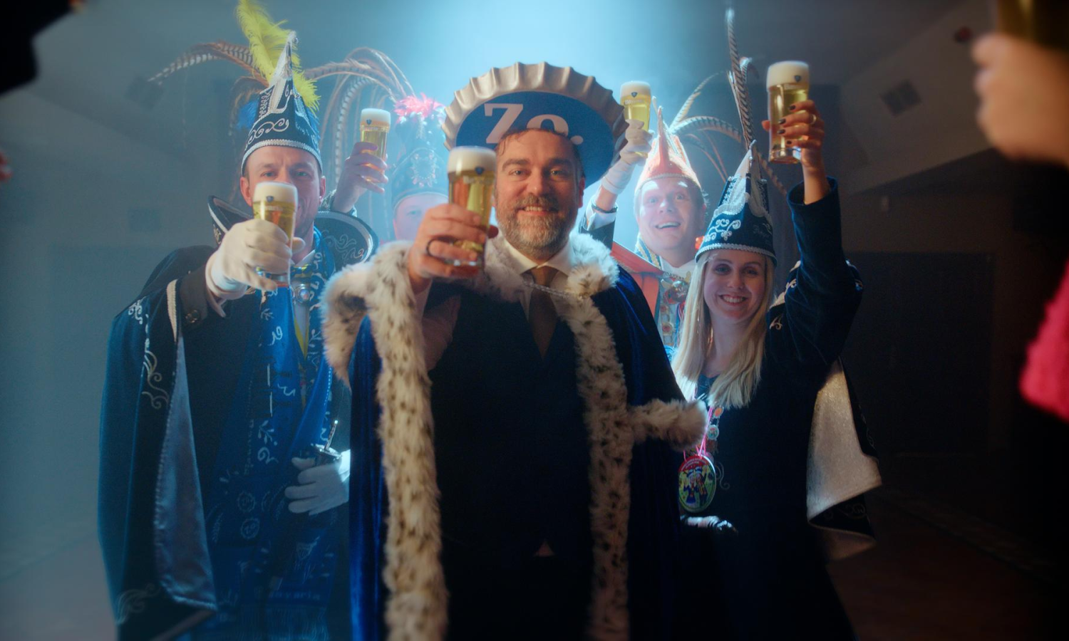 Klaas Dijkhoff, kroonprins carnaval, proost met Bavaria 