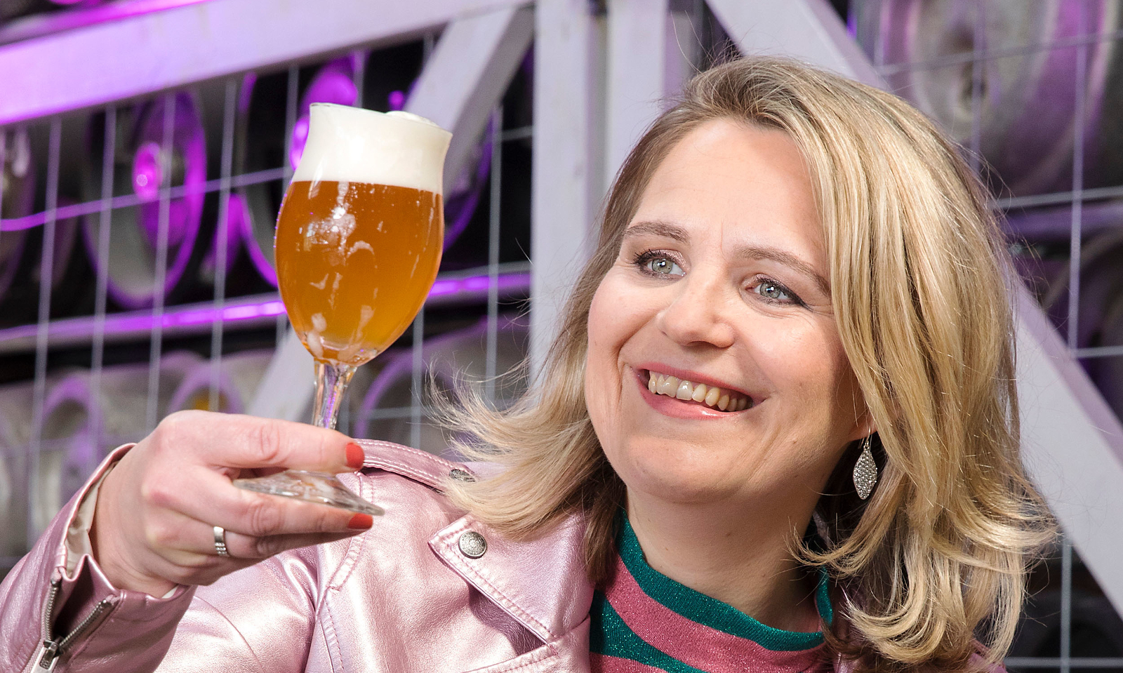 Fiona de Lange internationaal biersommelier met bier in de hand