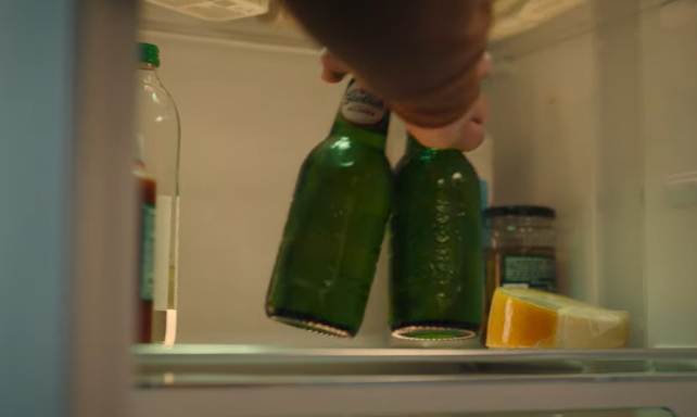 Grolsch beugelflessen uit de koelkast pakken