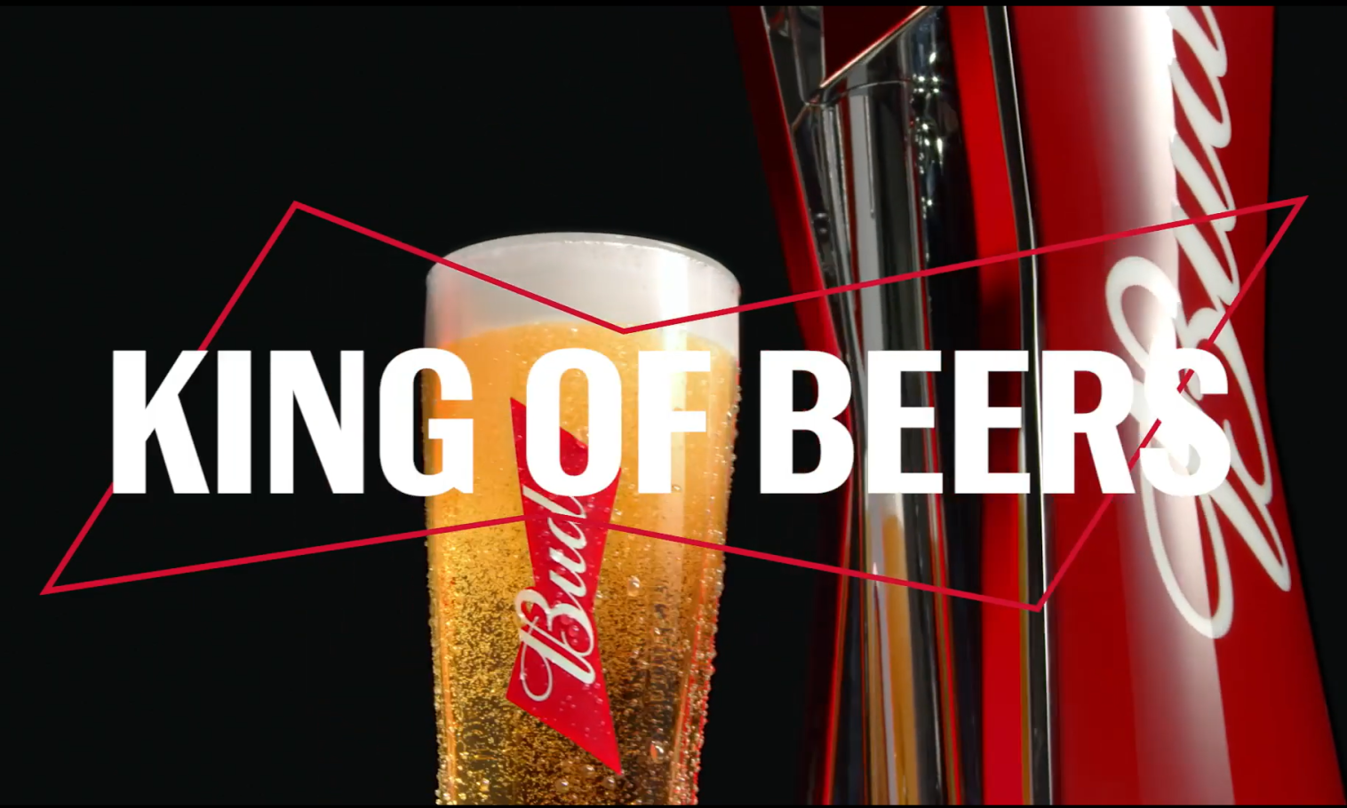 Bierglas met Budweiser-logo naast een rode biertap met tekst 