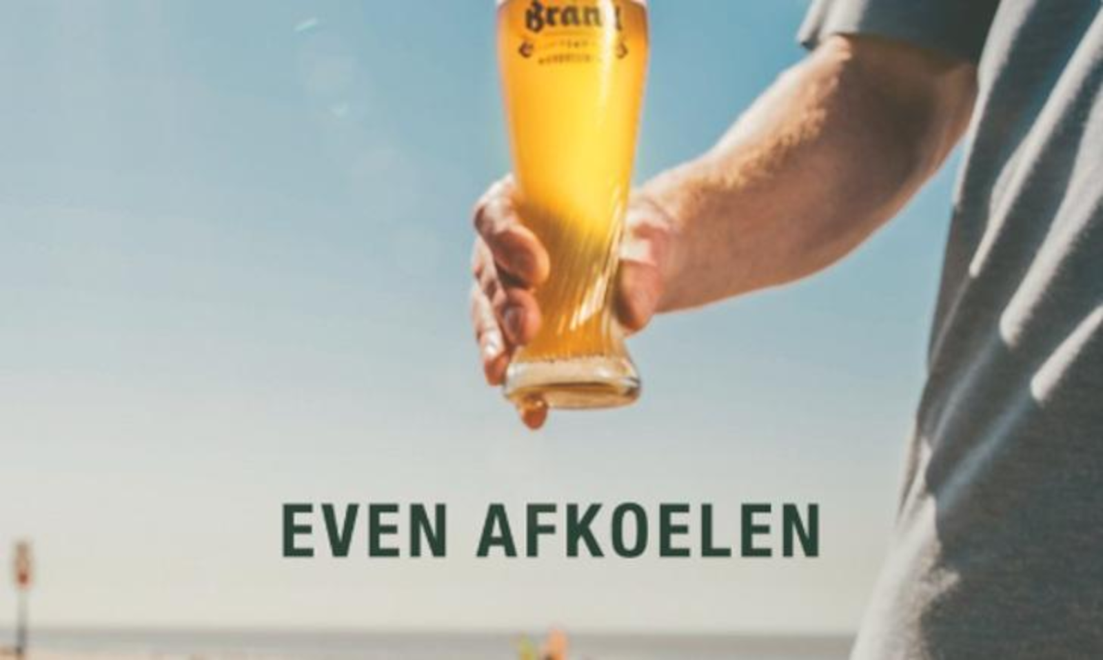 Een hand houdt een glas bier vast met de tekst 'even afkoelen'.