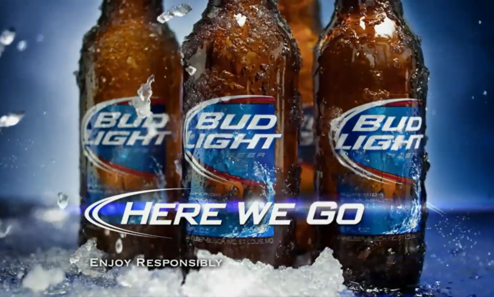 Close-up van Bud Light bierflesjes met ijs en de tekst 