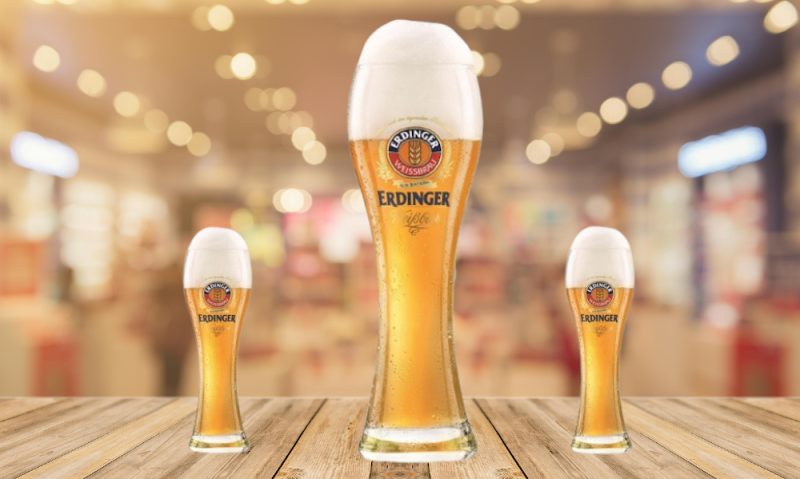 Erdinger bierglas van drie liter met twee halveliterglazen ernaast