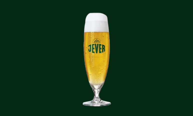 jever bierlgas op groene achtergrond